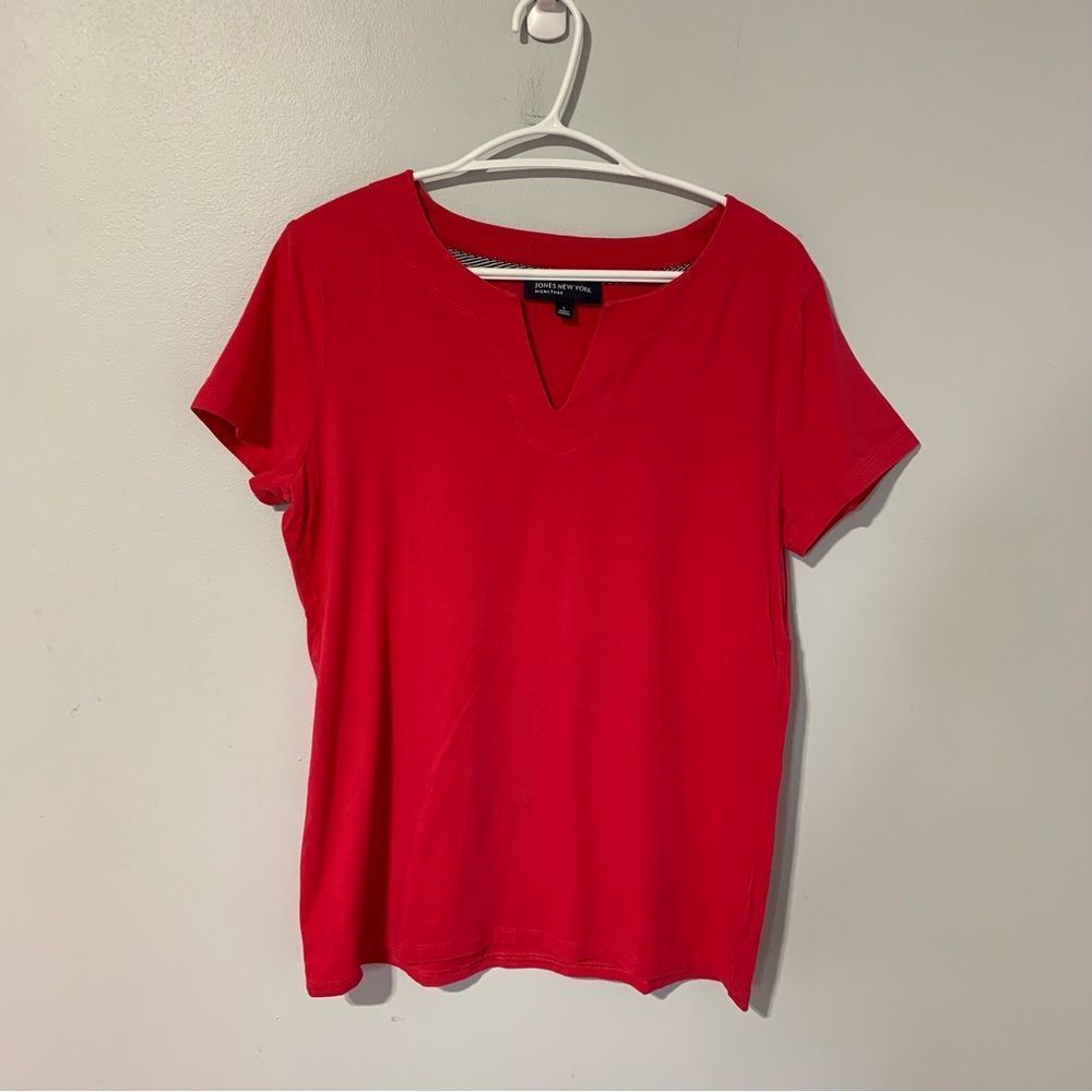 Women’s Johns New York signature v-neck short sleeve tee size L
